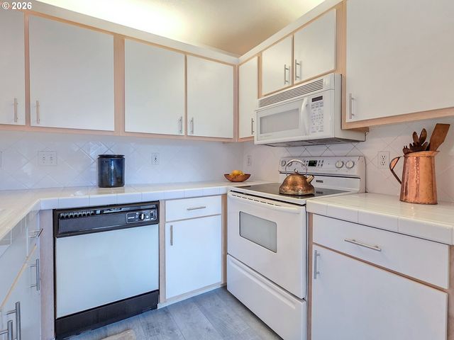 5225 JEAN Rd 205, Lake Oswego, OR 97035