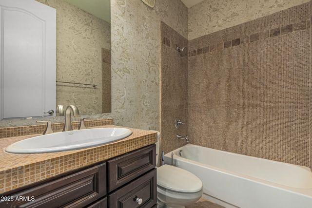 2482 E ROMA Avenue, Phoenix, AZ 85016