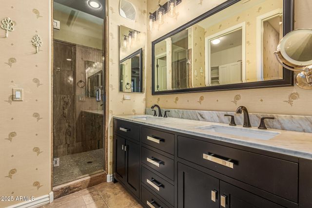 2482 E ROMA Avenue, Phoenix, AZ 85016