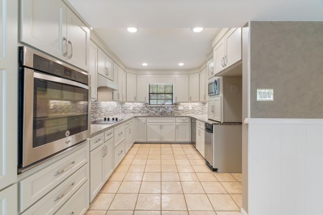 21 Riviera Dr, Conway, AR 72034