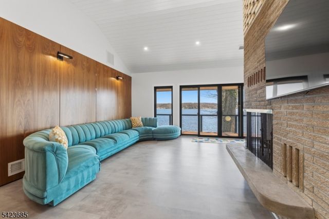 38 Ithanell Rd, Hopatcong Boro, NJ 07843