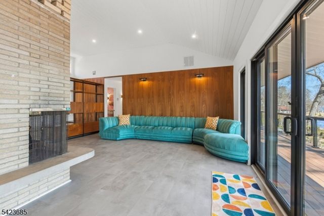 38 Ithanell Rd, Hopatcong Boro, NJ 07843