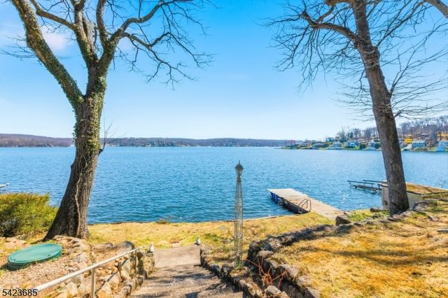 38 Ithanell Rd, Hopatcong Boro, NJ 07843