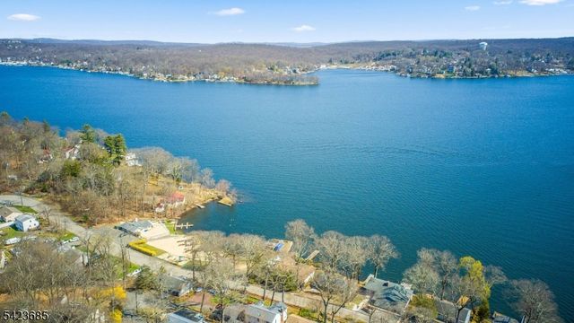 38 Ithanell Rd, Hopatcong Boro, NJ 07843