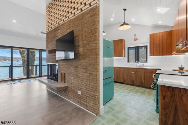 38 Ithanell Rd, Hopatcong Boro, NJ 07843