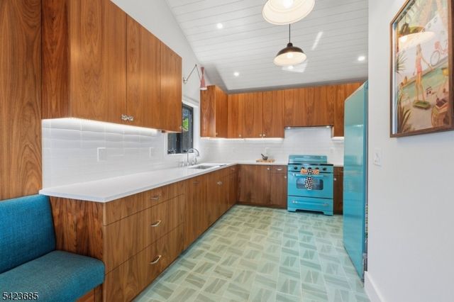 38 Ithanell Rd, Hopatcong Boro, NJ 07843