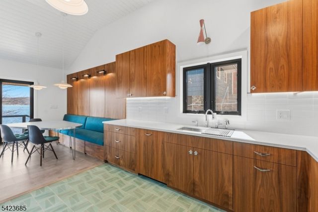 38 Ithanell Rd, Hopatcong Boro, NJ 07843