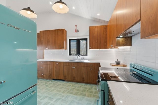 38 Ithanell Rd, Hopatcong Boro, NJ 07843