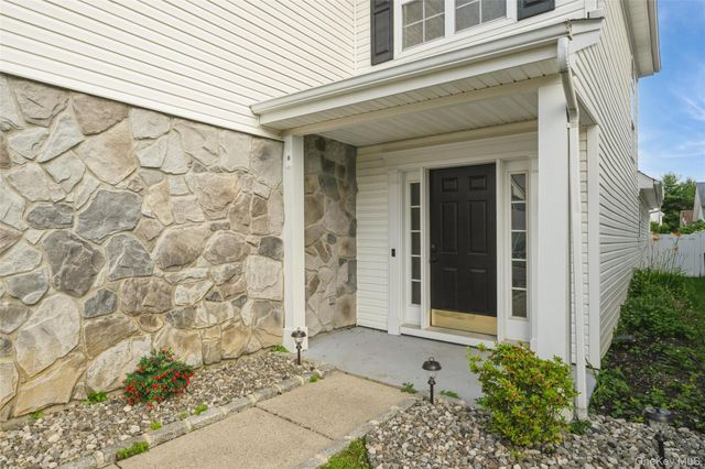 8 Jennifer Lane, Middle Island, NY 11953