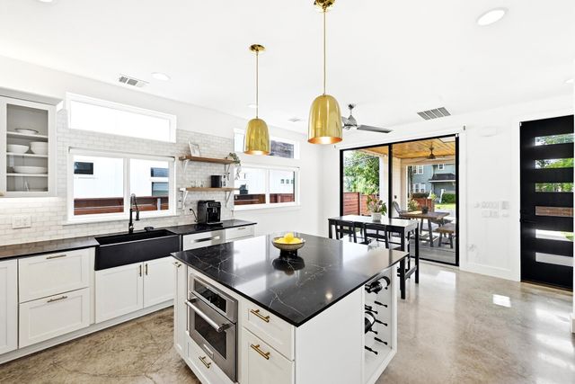 1704 E 13th ST B, Austin, TX 78702