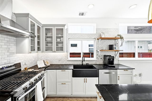 1704 E 13th ST B, Austin, TX 78702