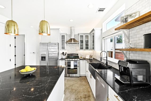 1704 E 13th ST B, Austin, TX 78702