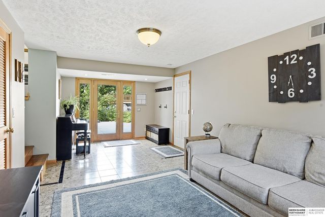 10045 Ohio Street, Omaha, NE 68134