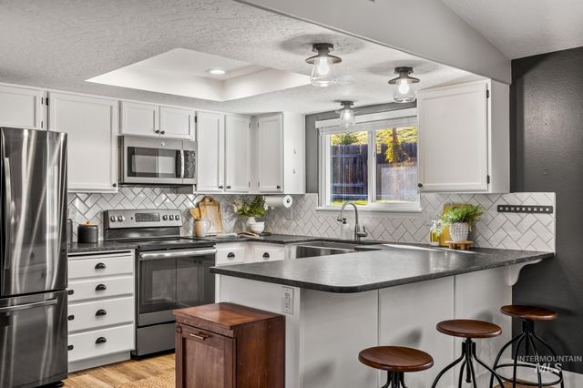 1261 E Oakridge Dr, Boise, ID 83716