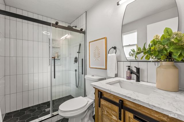 1261 E Oakridge Dr, Boise, ID 83716