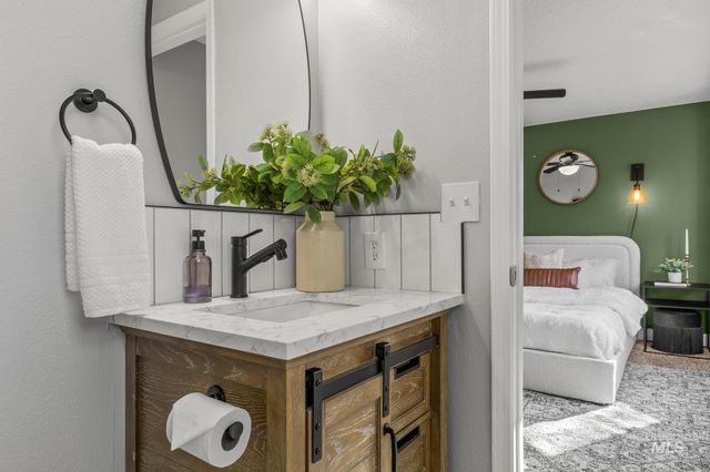 1261 E Oakridge Dr, Boise, ID 83716