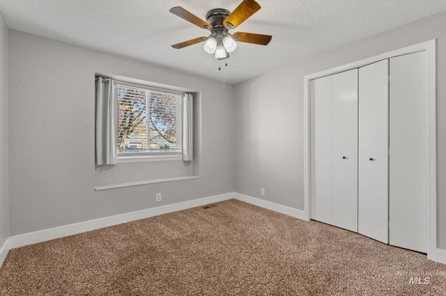 1261 E Oakridge Dr, Boise, ID 83716