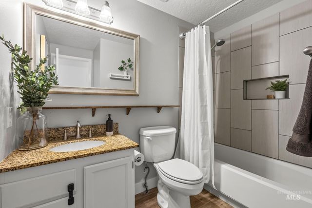 1261 E Oakridge Dr, Boise, ID 83716