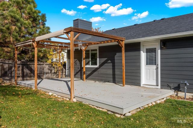 1261 E Oakridge Dr, Boise, ID 83716