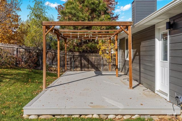 1261 E Oakridge Dr, Boise, ID 83716