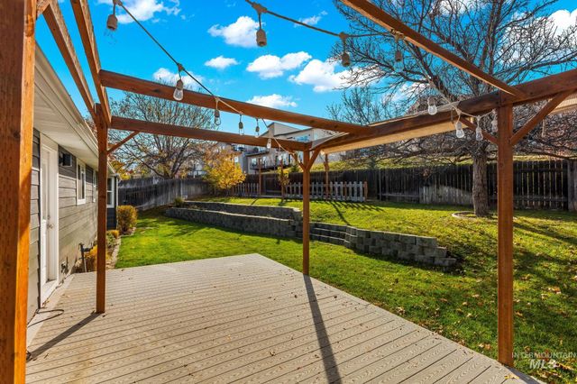 1261 E Oakridge Dr, Boise, ID 83716