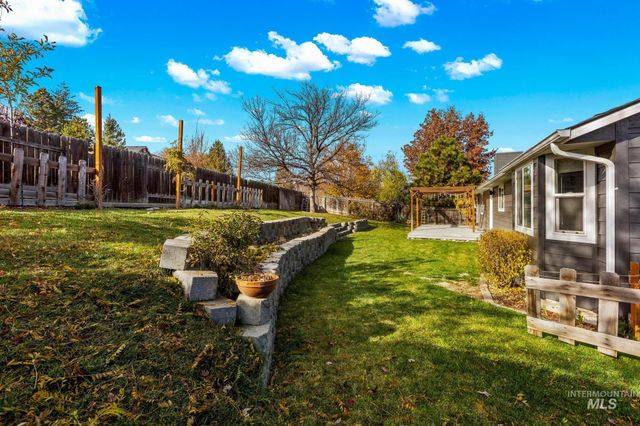 1261 E Oakridge Dr, Boise, ID 83716