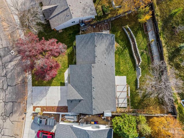 1261 E Oakridge Dr, Boise, ID 83716