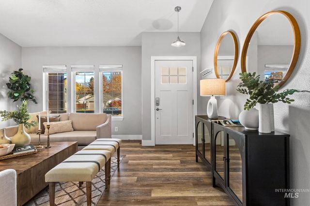 1261 E Oakridge Dr, Boise, ID 83716