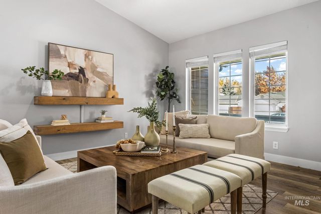 1261 E Oakridge Dr, Boise, ID 83716