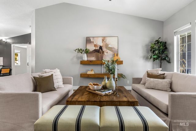 1261 E Oakridge Dr, Boise, ID 83716