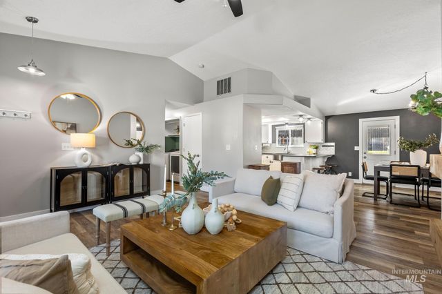 1261 E Oakridge Dr, Boise, ID 83716