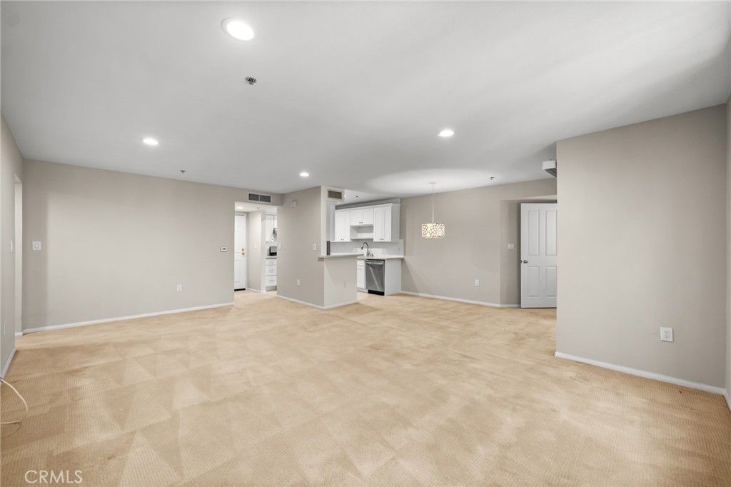 Image 8 of property listing at 4501 Cedros 220, Sherman Oaks, CA 91403