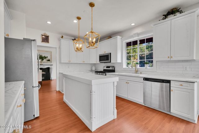 28 Canterbury Way, Farmingdale, NJ 07727
