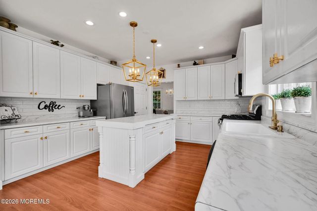 28 Canterbury Way, Farmingdale, NJ 07727
