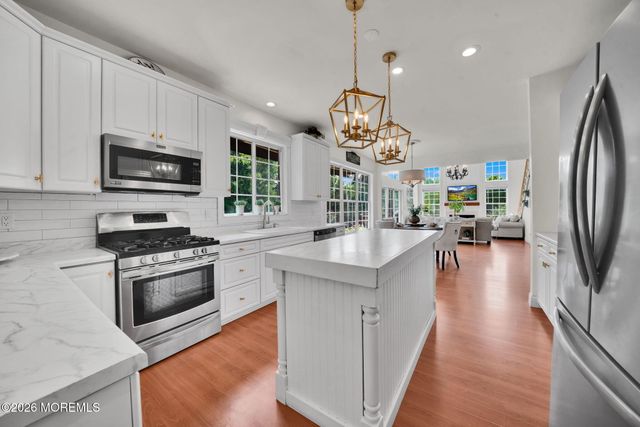 28 Canterbury Way, Farmingdale, NJ 07727