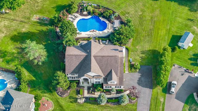 28 Canterbury Way, Farmingdale, NJ 07727