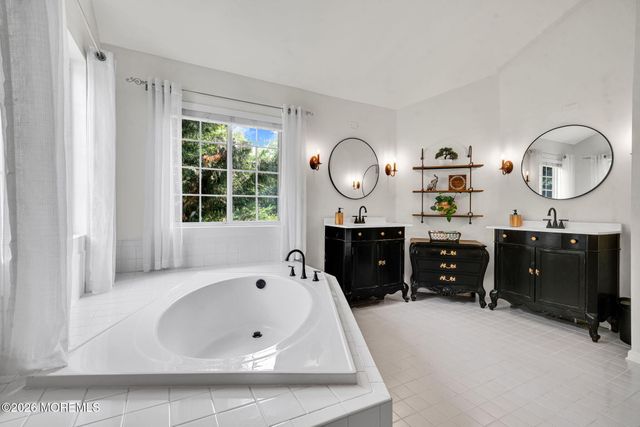 28 Canterbury Way, Farmingdale, NJ 07727
