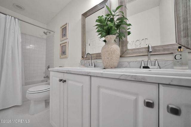 28 Canterbury Way, Farmingdale, NJ 07727