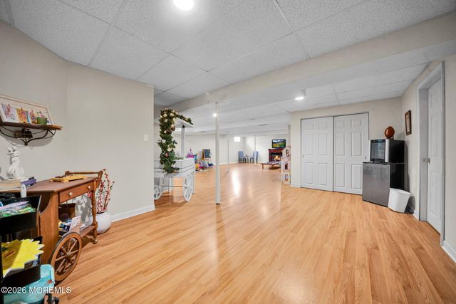 28 Canterbury Way, Farmingdale, NJ 07727