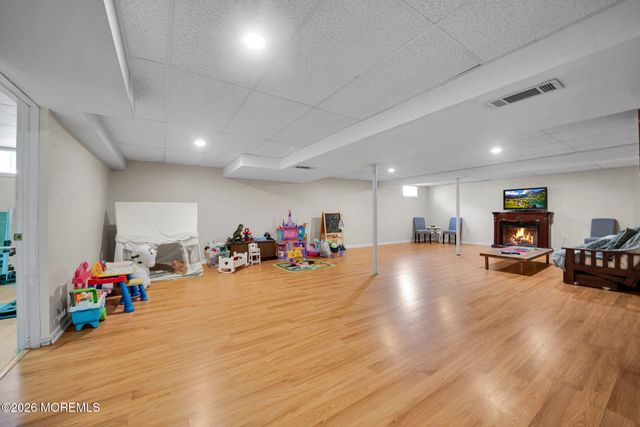 28 Canterbury Way, Farmingdale, NJ 07727