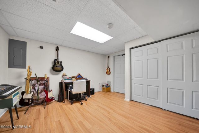 28 Canterbury Way, Farmingdale, NJ 07727