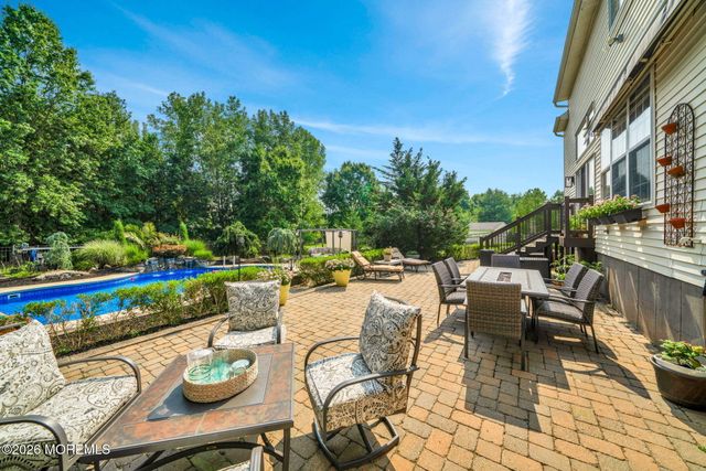 28 Canterbury Way, Farmingdale, NJ 07727