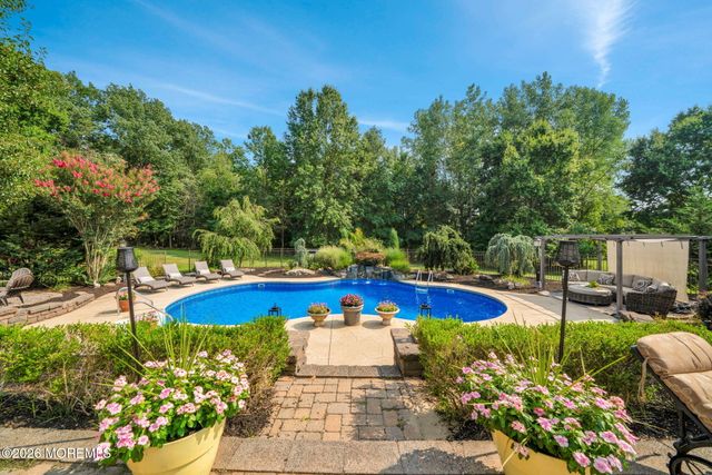 28 Canterbury Way, Farmingdale, NJ 07727