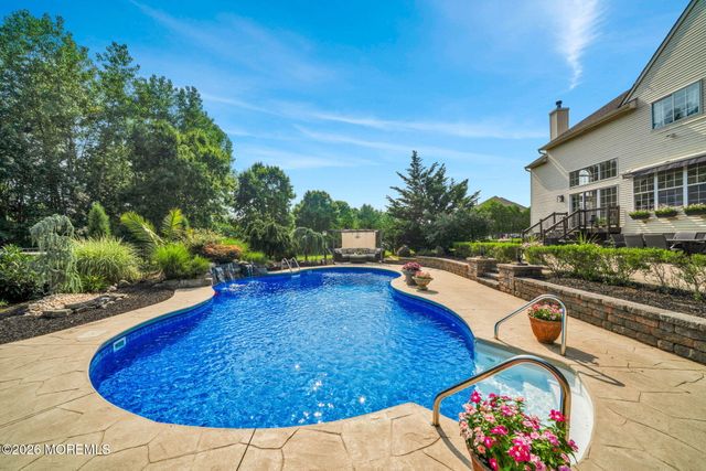 28 Canterbury Way, Farmingdale, NJ 07727