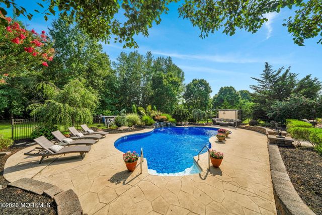 28 Canterbury Way, Farmingdale, NJ 07727