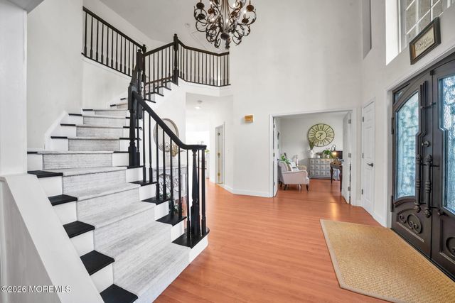 28 Canterbury Way, Farmingdale, NJ 07727