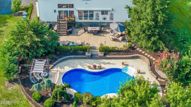 28 Canterbury Way, Farmingdale, NJ 07727
