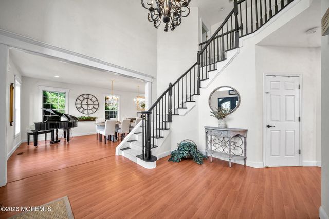 28 Canterbury Way, Farmingdale, NJ 07727