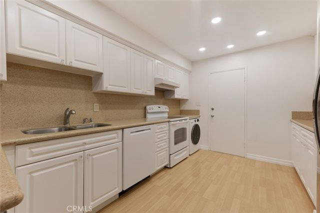 4807 Woodley Avenue 208, Encino, CA 91436