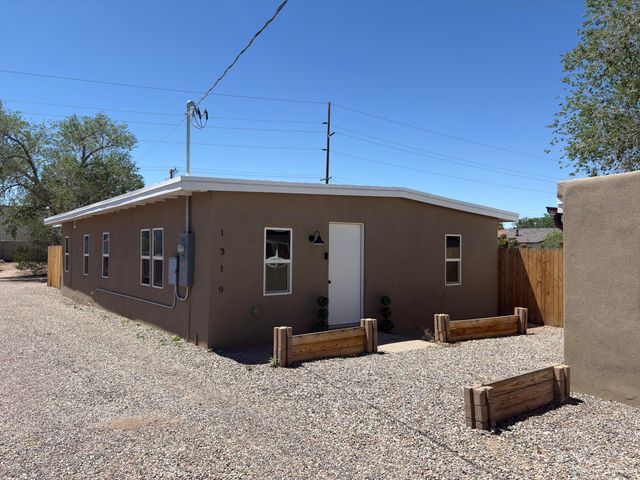 1319 15th Street NW, Albuquerque, NM 87104